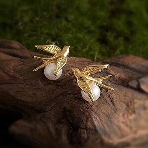Charming Gold Bird Pearl Earrings